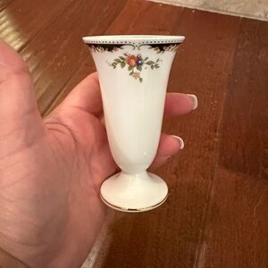 Wedgwood Osbourne bone china 4" footed vase